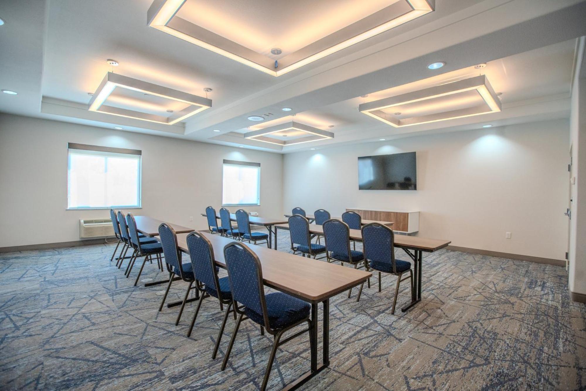 Holiday Inn Express & Suites Cleveland By Ihg Екстериор снимка