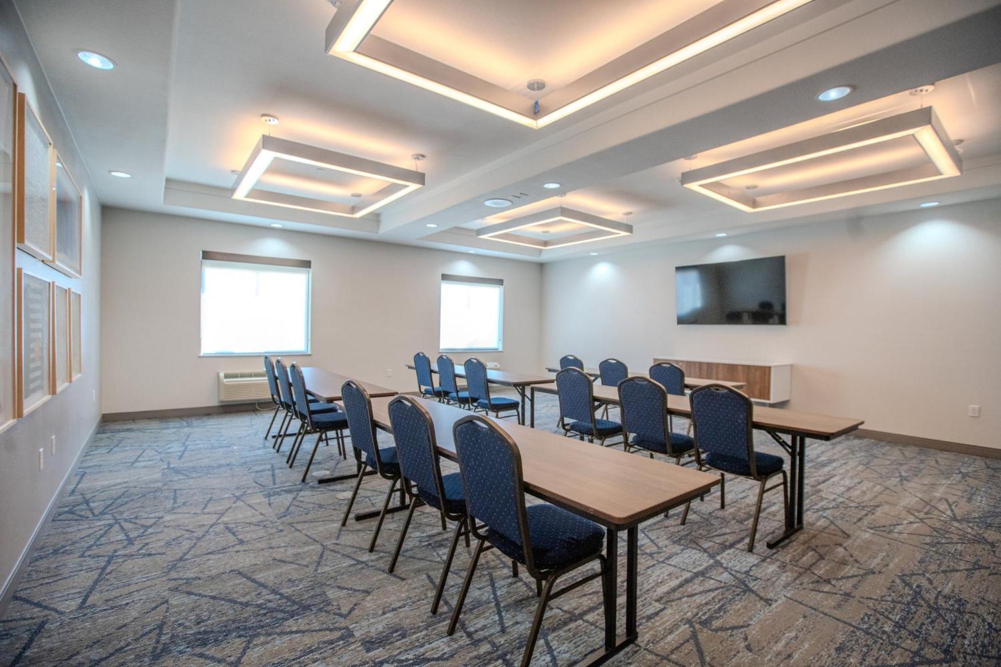 Holiday Inn Express & Suites Cleveland By Ihg Екстериор снимка