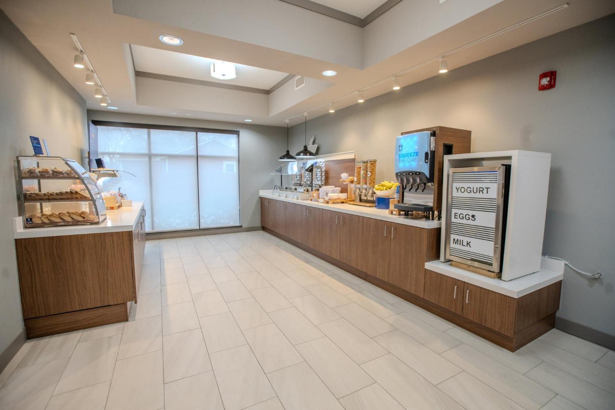 Holiday Inn Express & Suites Cleveland By Ihg Екстериор снимка