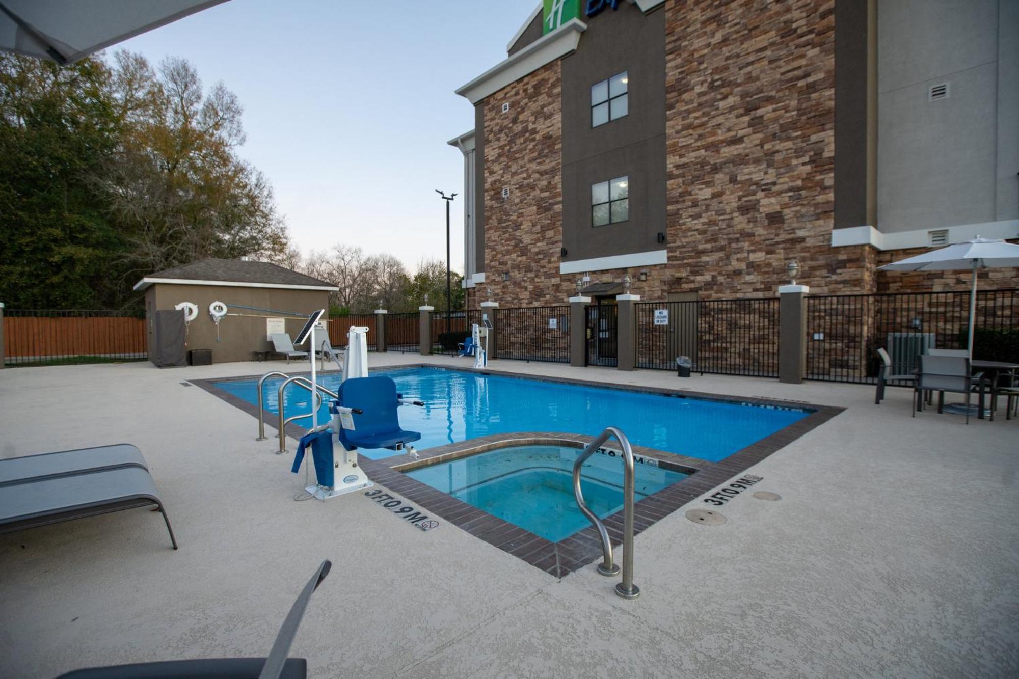 Holiday Inn Express & Suites Cleveland By Ihg Екстериор снимка