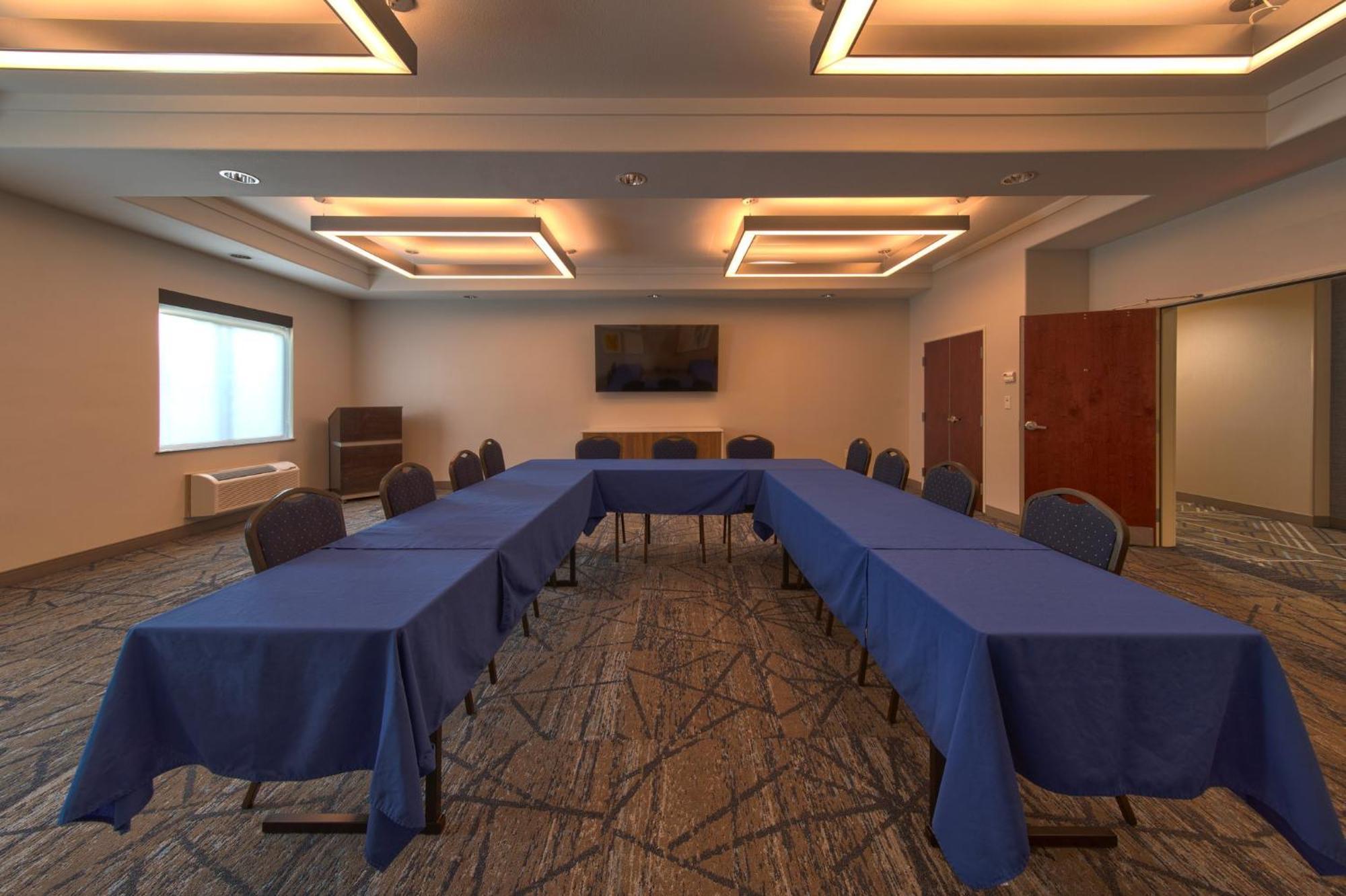 Holiday Inn Express & Suites Cleveland By Ihg Екстериор снимка